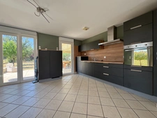 Pavillon de plain-pied de 102 m² – Lumineux, parfaitement entretenu, avec véranda, garage et grand terrain de 957 m²