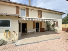 Maison de village de  130 m² avec garage, atelier indépendant et jardin paysager 