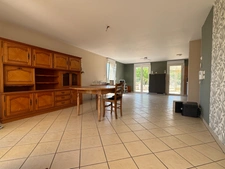 Pavillon de plain-pied de 102 m² – Lumineux, parfaitement entretenu, avec véranda, garage et grand terrain de 957 m²