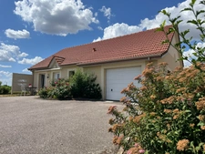 Pavillon de plain-pied de 102 m² – Lumineux, parfaitement entretenu, avec véranda, garage et grand terrain de 957 m²