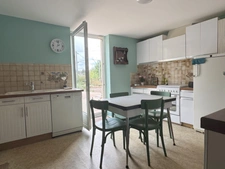 Maison de village de  130 m² avec garage, atelier indépendant et jardin paysager 