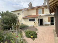 Maison de village de  130 m² avec garage, atelier indépendant et jardin paysager 
