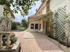 Maison de village de  130 m² avec garage, atelier indépendant et jardin paysager 