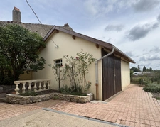 Maison de village de  130 m² avec garage, atelier indépendant et jardin paysager 