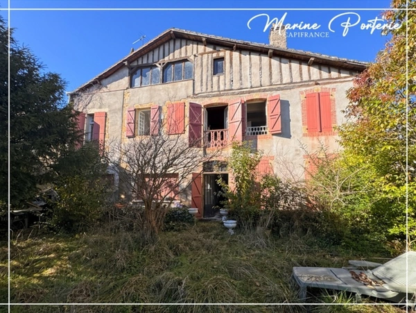 Bâtisse de caractère à colombages – 420 m² – terrain 1 350 m² – cœur de bastide MASSEUBE
