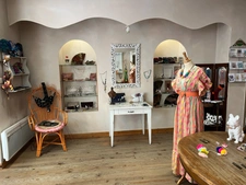 Dpt Saône et Loire (71), à vendre LOUHANS très beau magasin de Prêt-à-porter, rue des Arcades  