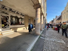 Dpt Saône et Loire (71), à vendre LOUHANS très beau magasin de Prêt-à-porter, rue des Arcades  