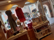 Dpt Saône et Loire (71), à vendre LOUHANS très beau magasin de Prêt-à-porter, rue des Arcades  