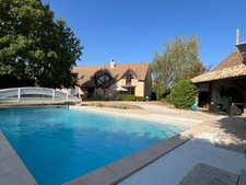 Maison à vendre 10 pièces au coeur de CUISERY (71), avec piscine