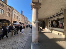 Dpt Saône et Loire (71), à vendre LOUHANS très beau magasin de Prêt-à-porter, rue des Arcades  