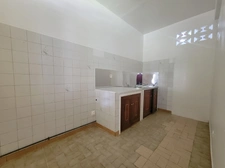 APPARTEMENT T2 AVEC GRANDE TERRASSE COUVERTE ET JARDIN PRIVATIF