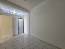 APPARTEMENT T2 AVEC GRANDE TERRASSE COUVERTE ET JARDIN PRIVATIF