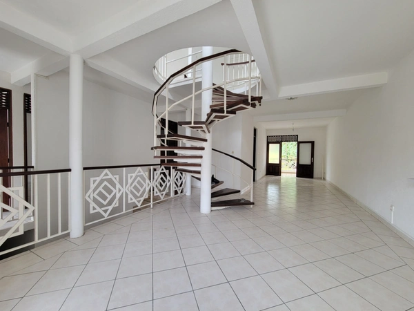 CAYENNE – IMMEUBLE MIXTE - 380 000 euros