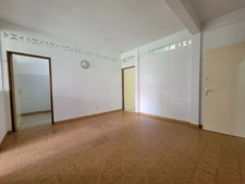 APPARTEMENT T2 AVEC GRANDE TERRASSE COUVERTE ET JARDIN PRIVATIF