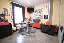 PONT-SAINT-ESPRIT – Maison T4 avec piscine, terrasse couverte et garage, à proximité des commodités