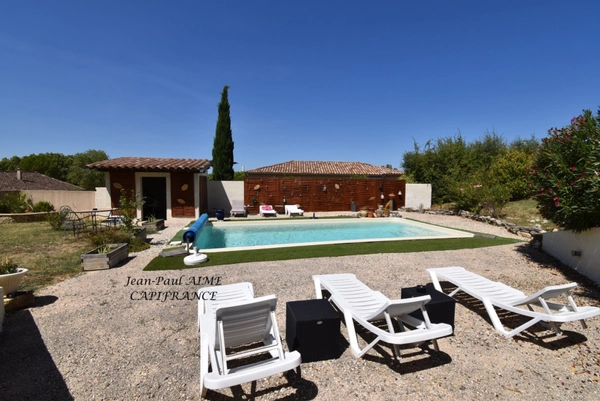 BARJAC – Une propriété de 210 m2 dont un appartement de 70 m2 avec panorama sur les Cévennes, à quelques pas du cœur du village