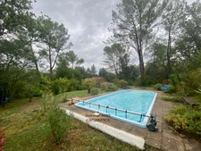 À Vendre : Charmante Maison en Pierre T7 avec Piscine et dépendances sur 2,8 Hectares à Saint Paulet de Caisson (Gard)