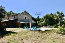 Laval Saint Roman - Propriété T6 , 4 chambres, en pierre récente sur un terrain de 1,5 ha en pleine nature.