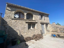 ISSIRAC (30) - L'authenticité du Gard provençal : maison en pierre, garage, dépendances et cour plein sud