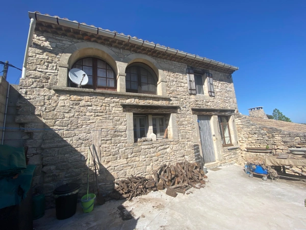 ISSIRAC (30) - L'authenticité du Gard provençal : maison en pierre, garage, dépendances et cour plein sud