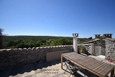 ISSIRAC – MAISON DE VILLAGE T3 EN PIERRE AVEC TOIT-TERRASSE ET VUE – DÉPENDANCES EN OPTION