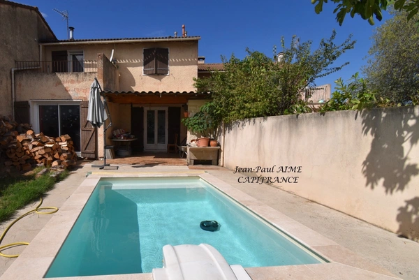 PONT-SAINT-ESPRIT – Maison T4 avec piscine, terrasse couverte et garage, à proximité des commodités