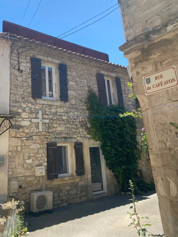 ISSIRAC – MAISON DE VILLAGE T3 EN PIERRE AVEC TOIT-TERRASSE ET VUE – DÉPENDANCES EN OPTION