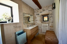 Laval Saint Roman - Propriété T6 , 4 chambres, en pierre récente sur un terrain de 1,5 ha en pleine nature.