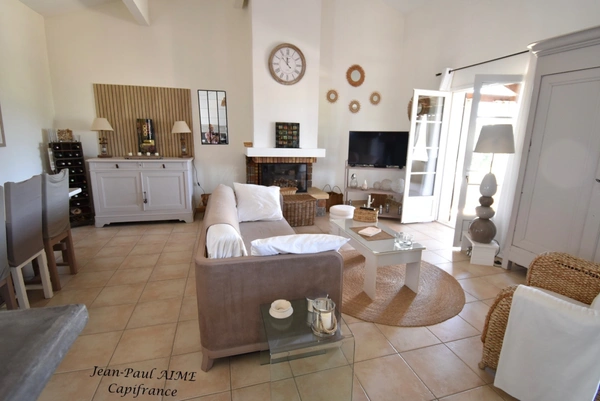 BARJAC – Une propriété de 210 m2 dont un appartement de 70 m2 avec panorama sur les Cévennes, à quelques pas du cœur du village