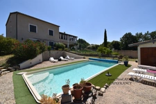 BARJAC – Une propriété de 210 m2 dont un appartement de 70 m2 avec panorama sur les Cévennes, à quelques pas du cœur du village