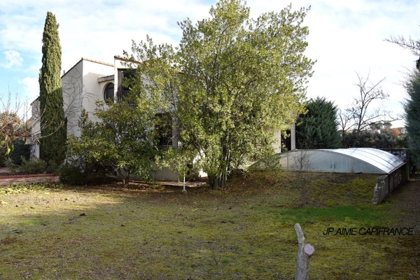 Dpt Gard (30), à vendre BAGNOLS SUR CEZE maison d'architecte de 200 m² avec piscine couverte et aménagements indépendants pour profession libérale.- Terrain de 1 268,00 m² 