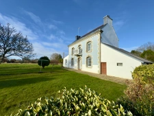 EXCLUSIVITÉ - BANNALEC - Maison de caractère rénovée 112,5 m² habitable - Deux dépendances - Terrain de 2 500 €