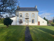 EXCLUSIVITÉ - BANNALEC - Maison de caractère rénovée 112,5 m² habitable - Deux dépendances - Terrain de 2 500 €