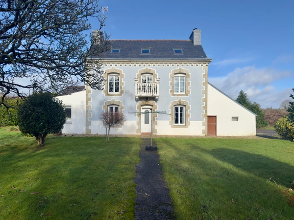 EXCLUSIVITÉ - BANNALEC - Maison de caractère rénovée 112,5 m² habitable - Deux dépendances - Terrain de 2 500 €