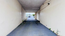 Département du Finistère (29) – À vendre à MORGAT : Garage en sous-sol de 14 m², situé dans une résidence sécurisée.