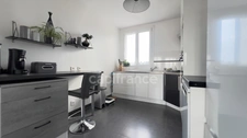 QUIMPER-Sud, rue du Léon (Quartier Prat-Maria), appartement de type T5 modifié en T4 de plus de 83 m² habitable, situé au 7ème étage sur 8 avec ascenseur, une loggia et une cave.