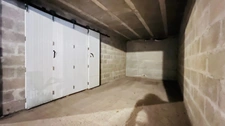 Département du Finistère (29) – À vendre à MORGAT : Garage en sous-sol de 14 m², situé dans une résidence sécurisée.