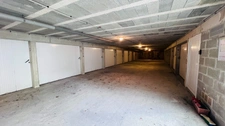 Département du Finistère (29) – À vendre à MORGAT : Garage en sous-sol de 14 m², situé dans une résidence sécurisée.