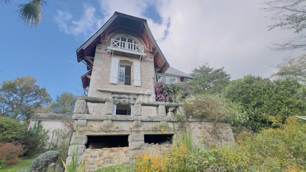 Finistère (29) – À vendre à PONT AVEN - Maison à vendre 6 pièces de 145 m² habitable et 230 m² utile - Terrain de 4 500 m² - Garage - Atelier - Serre.