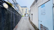 Département du Finistère (29) – À vendre à MORGAT : Garage en sous-sol de 14 m², situé dans une résidence sécurisée.