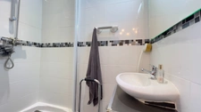 QUIMPER-Sud, rue du Léon (Quartier Prat-Maria), appartement de type T5 modifié en T4 de plus de 83 m² habitable, situé au 7ème étage sur 8 avec ascenseur, une loggia et une cave.