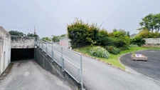 Département du Finistère (29) – À vendre à MORGAT : Garage en sous-sol de 14 m², situé dans une résidence sécurisée.