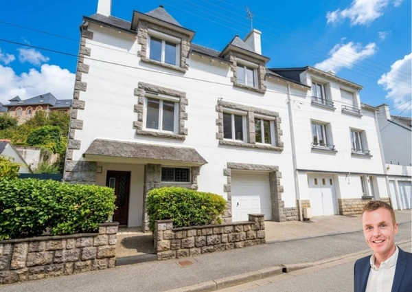  Finistère (29) – À vendre à Quimper centre : maison T5 de 124 m² habitable (182 m² utile ), sur un terrain de 398 m², avec sous-sol intégral et garage.