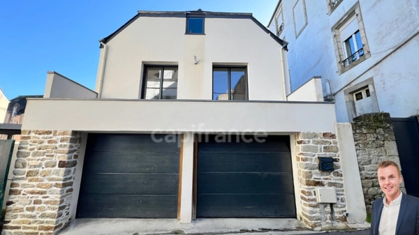 Quimper (29) - Maison centre ville de 75,21 m² habitable - 124 m² utiles - Terrasse - Double garage.