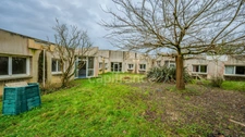  vendre ERGUE GABERIC (29) Local/bureau sur une parcelle de terrain de 10 000 m² 