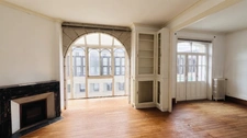 QUIMPER CENTRE (29) – Immeuble de 360 m² habitable avec jardin et garage.