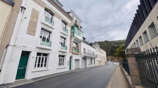 QUIMPER CENTRE (29) – Immeuble de 360 m² habitable avec jardin et garage.