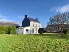 EXCLUSIVITÉ - BANNALEC - Maison de caractère rénovée 112,5 m² habitable - Deux dépendances - Terrain de 2 500 €