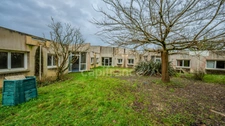  vendre ERGUE GABERIC (29) Local/bureau sur une parcelle de terrain de 10 000 m² 
