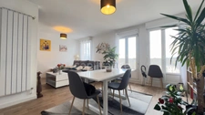 QUIMPER-Sud, rue du Léon (Quartier Prat-Maria), appartement de type T5 modifié en T4 de plus de 83 m² habitable, situé au 7ème étage sur 8 avec ascenseur, une loggia et une cave.